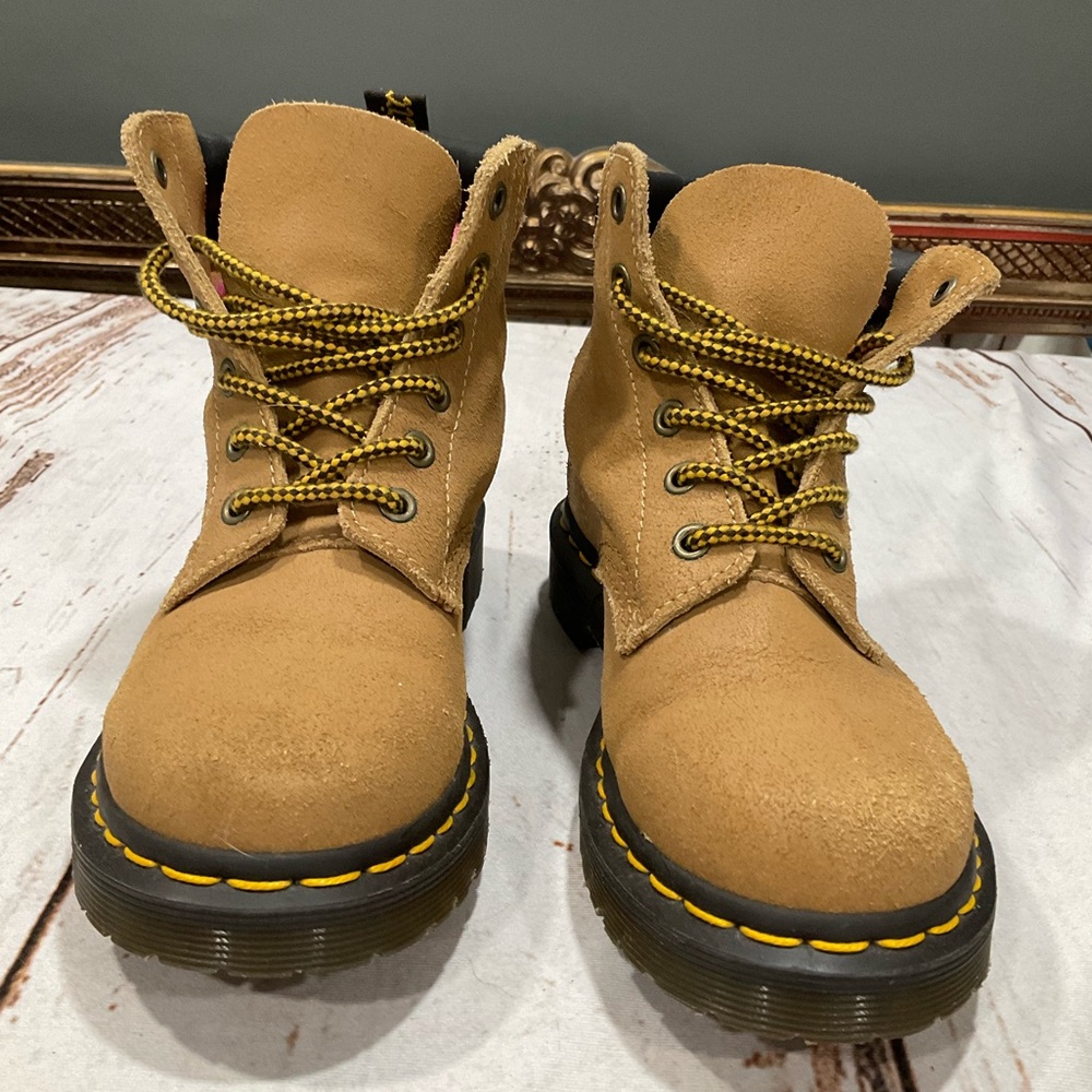 WOMANS DR.‎ MARTENS 939 GREASY SUEDE TAN BOOTS